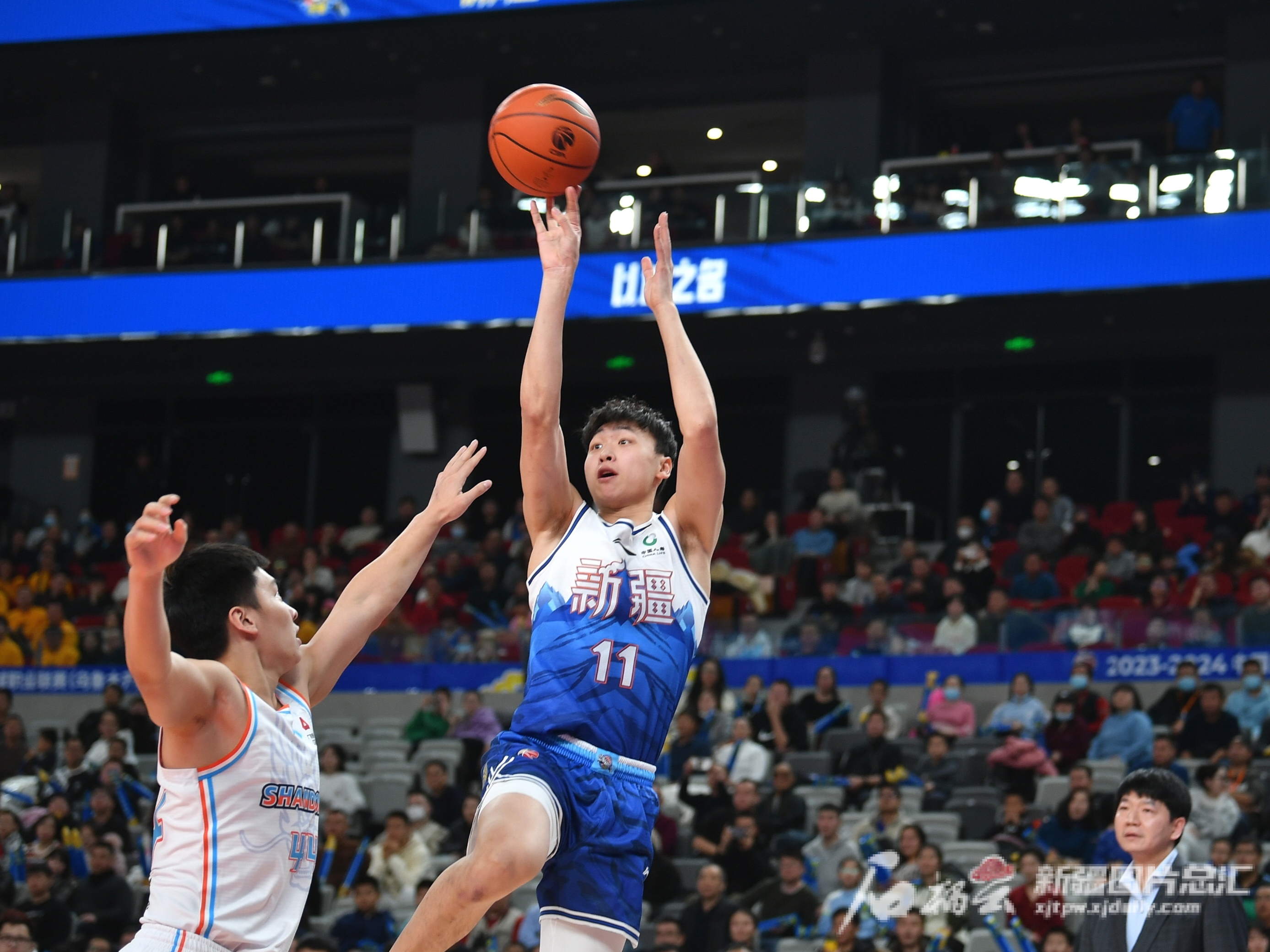 新疆队在比赛中抢眼表现,轻松获胜领跑 新疆队在比赛中抢眼表现,轻松获胜领跑