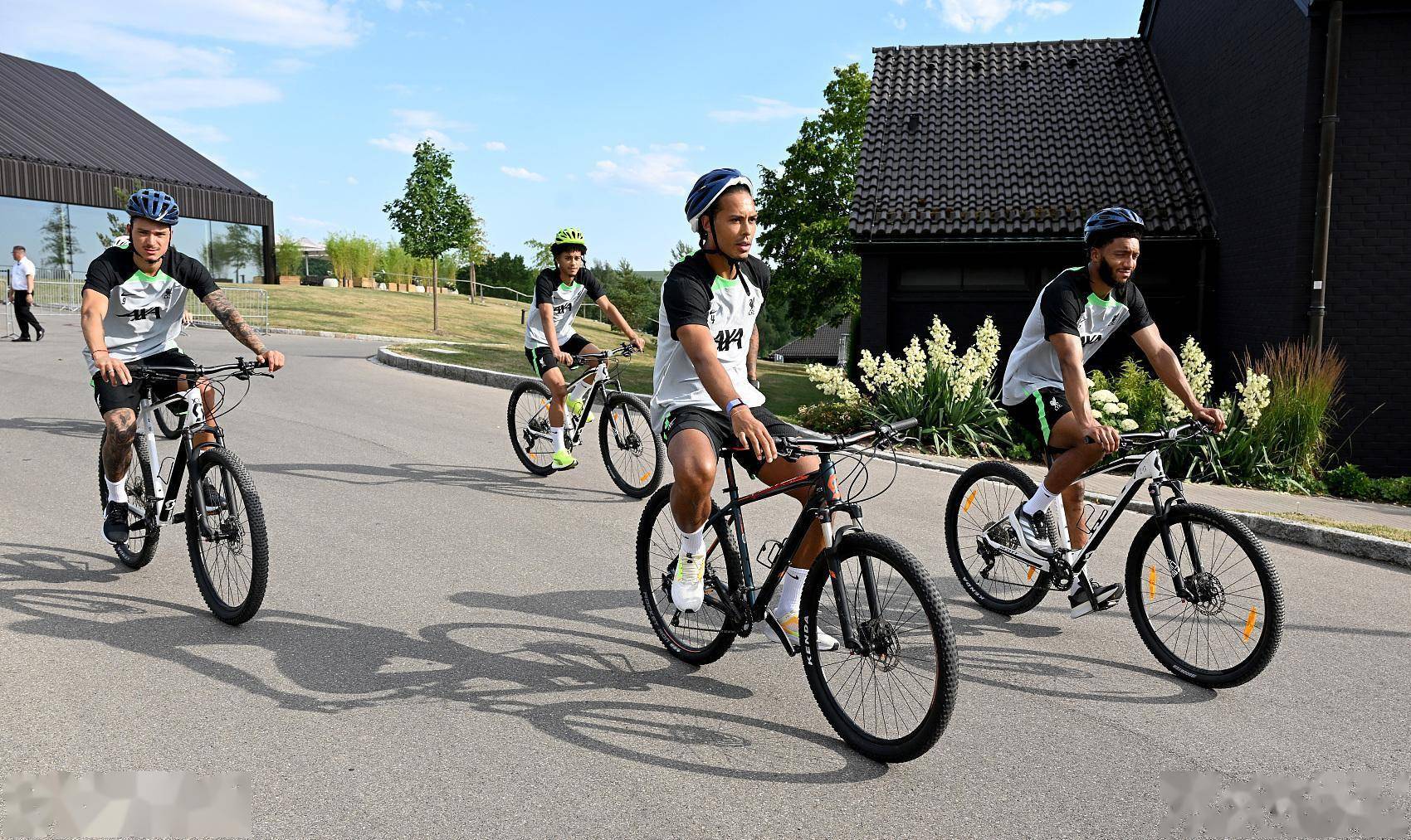 开云体育下载-卡尔斯鲁厄队新赛季备战状态良好的简单介绍