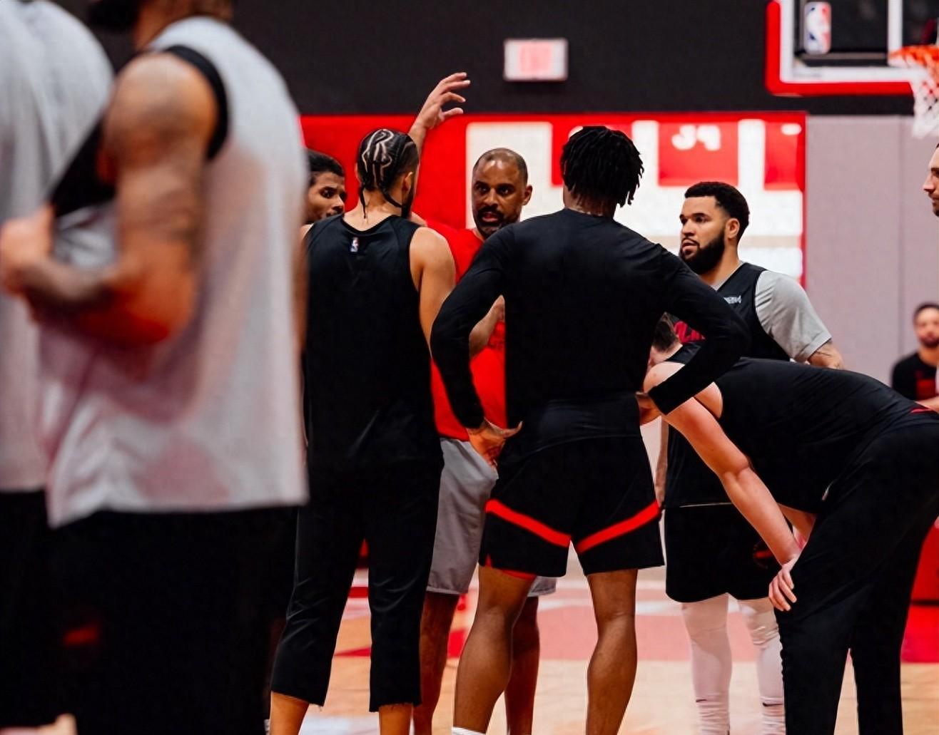 开云体育官方网站-NBA季后赛火花四溅，每场比赛都充满悬念