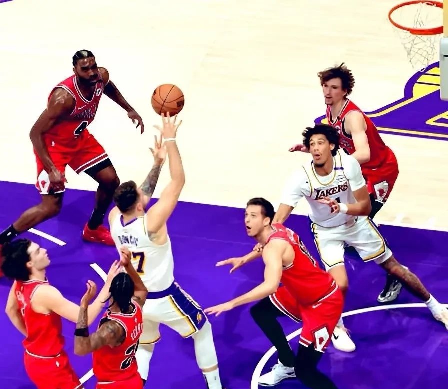 湖人队拼尽全力击败76人队,再次晋级 湖人队拼尽全力击败76人队,再次晋级