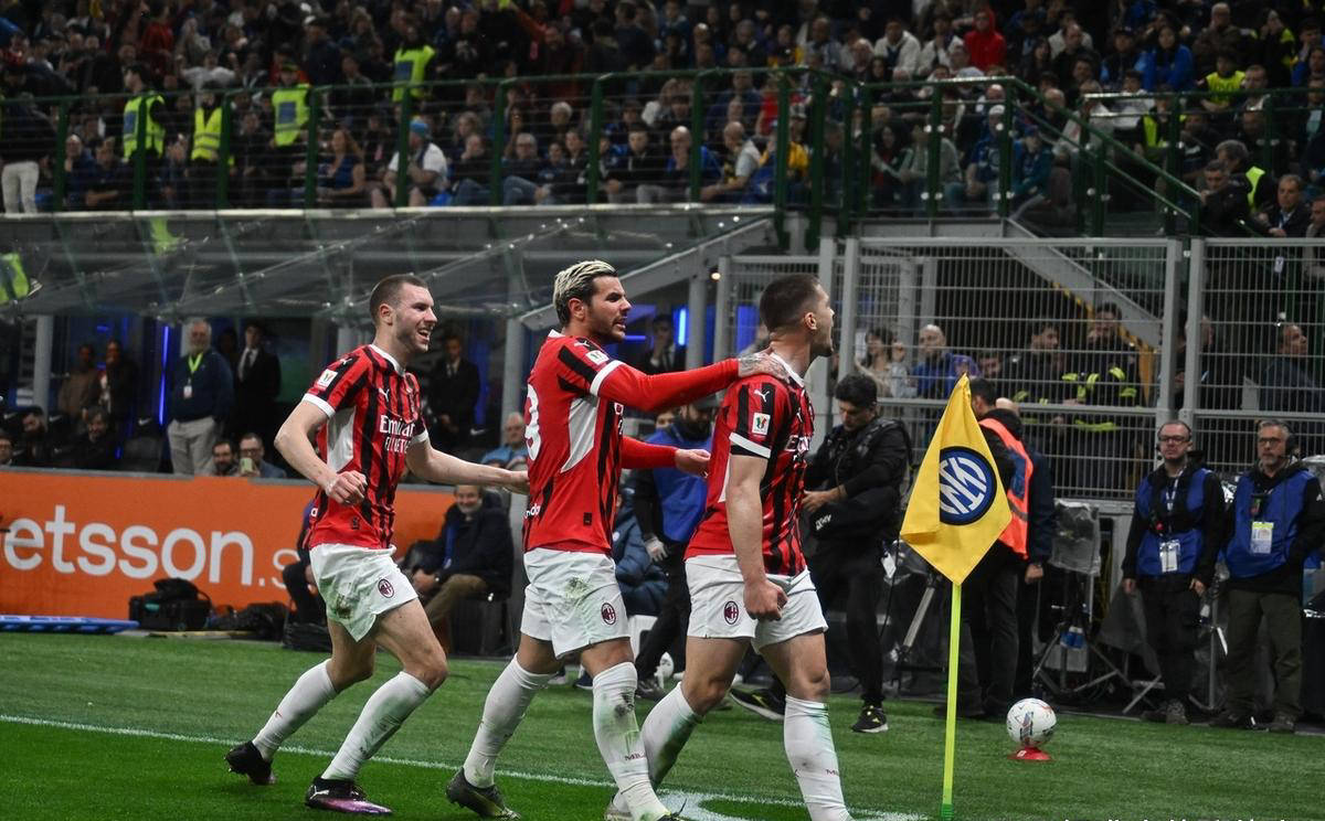 AC米兰中场带球突破,舞动风采的简单介绍 AC米兰中场带球突破,舞动风采的简单介绍