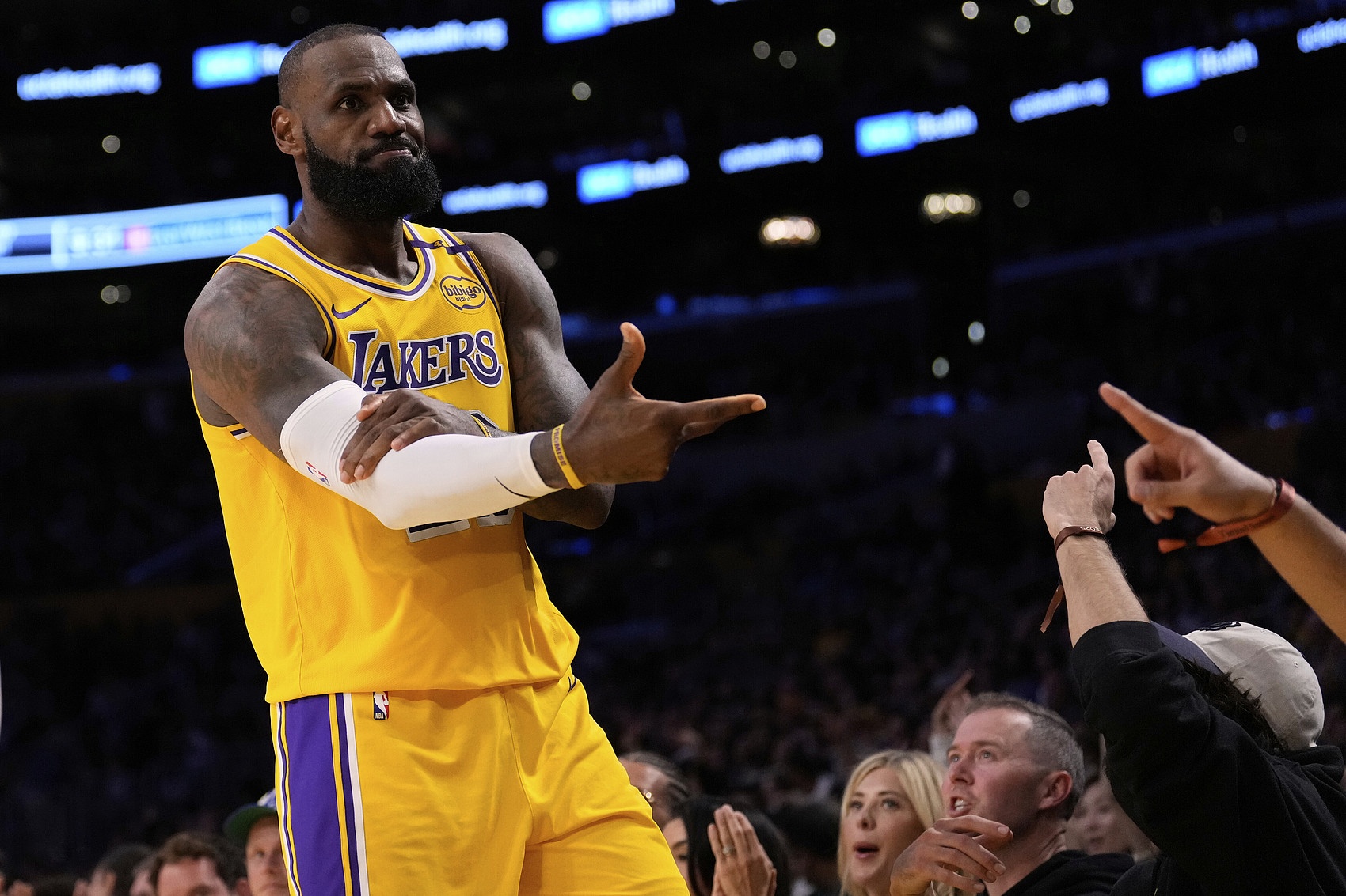 勇士队连续五场获胜,詹姆斯无可奈何 勇士队连续五场获胜,詹姆斯无可奈何